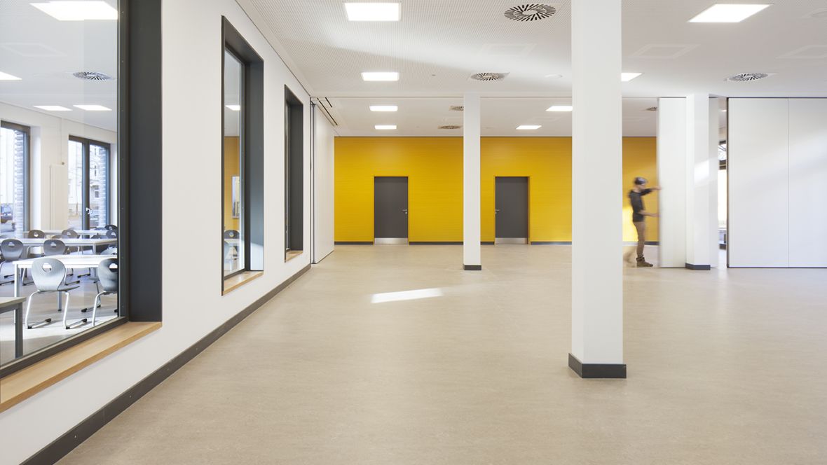 Grundschule Fichteschule Hannover Beiger Boden im Flur - Forbo Marmoleum Real